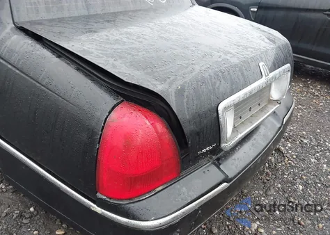 2009 Lincoln Town Car Signature Limited z USA, uszkodzony, nr VIN 2LNHM82V99X609905